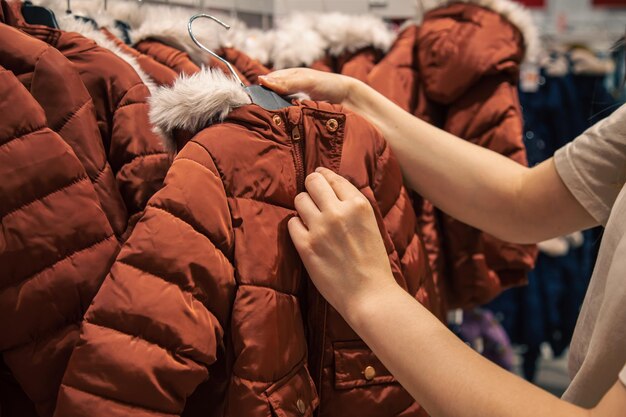 Chaquetas para niños en perchas en una tienda de ropa