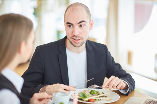 Charla de negocios a la hora del almuerzo