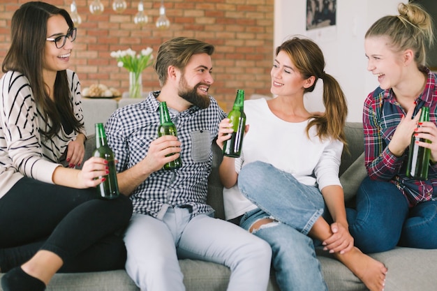 Charlar gente tomando cerveza en el sofá