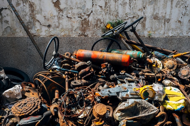 Foto gratuita chatarra oxidada vieja y basura de acero