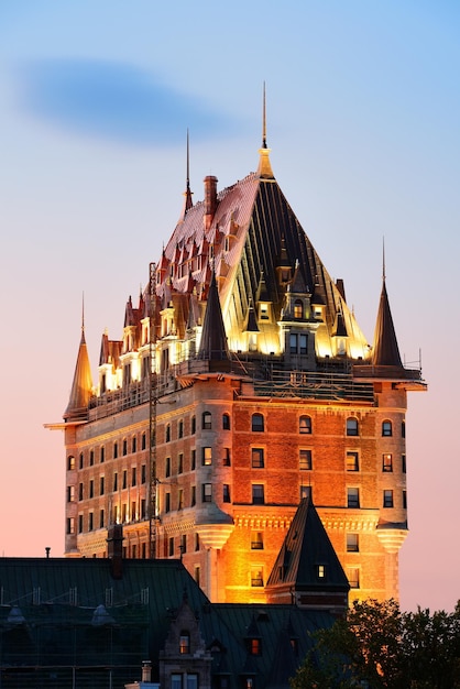 Foto gratuita chateau frontenac al atardecer en la ciudad de quebec