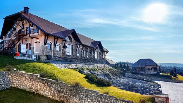 Chateau Vartely edificio con pendiente rocosa y hierba