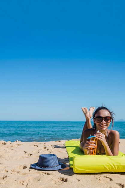 Chcica joven feliz en la playa