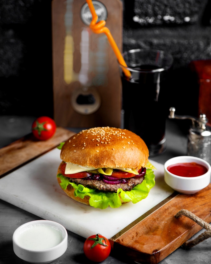 Photo Gratis cheeseburger daging dengan bawang dan acar
