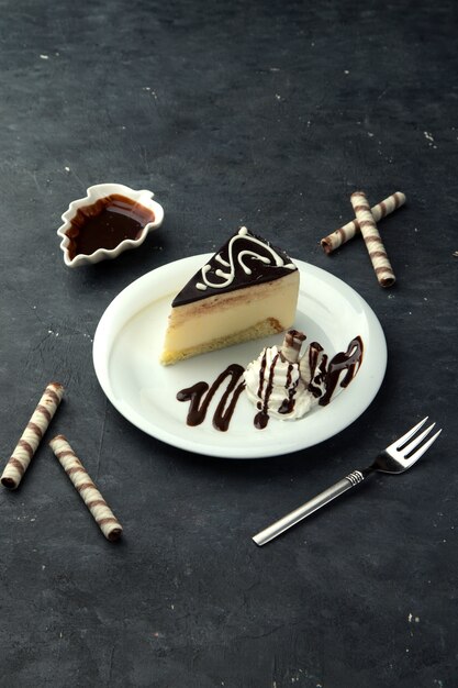 Cheesecake de superficie de chocolate con helado