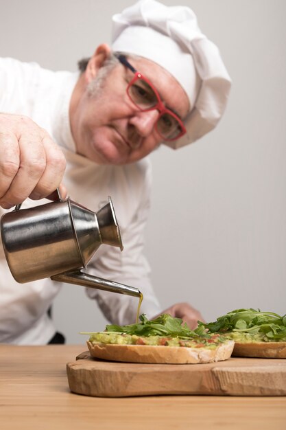 Chef agregando aceite en guacamole