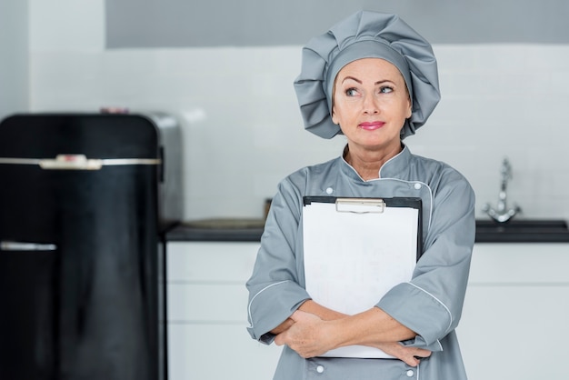 Chef de alto ángulo en cocina