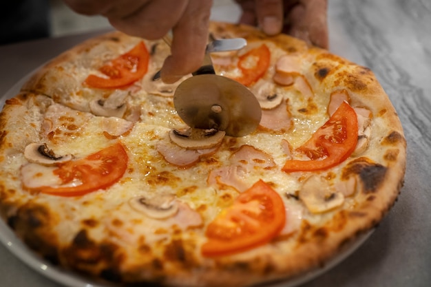 Chef de alto ángulo cortando pizza