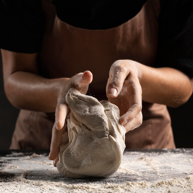 Chef amasando la masa sobre la mesa