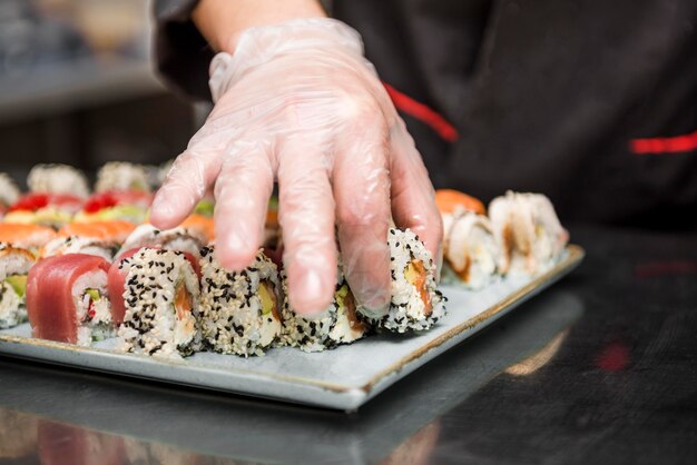 Chef arreglando vista frontal de sushi