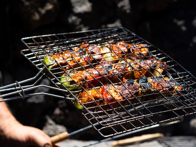 Chef asar verduras en la parrilla