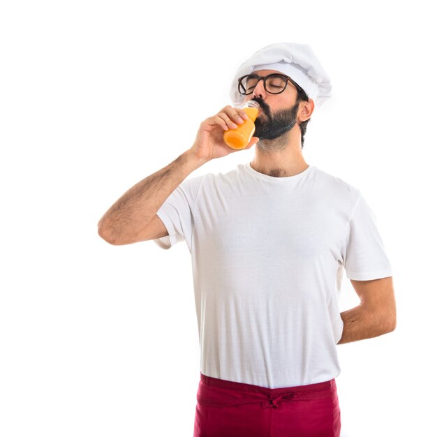 Chef de beber jugo de naranja