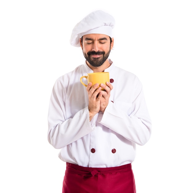 Chef de la celebración de una taza de café sobre fondo blanco