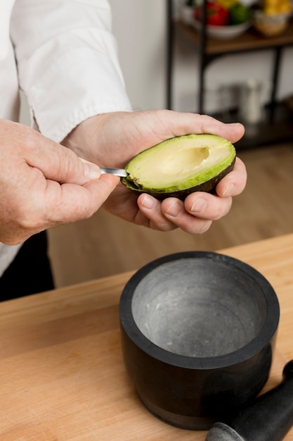 Foto gratuita chef en cocina cocinando avocada