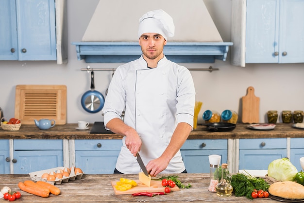 Chef en cocina cocinando con verduras