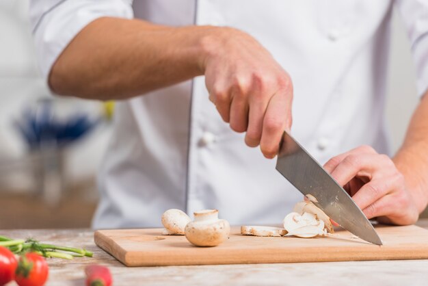 Chef en cocina cocinando con verduras