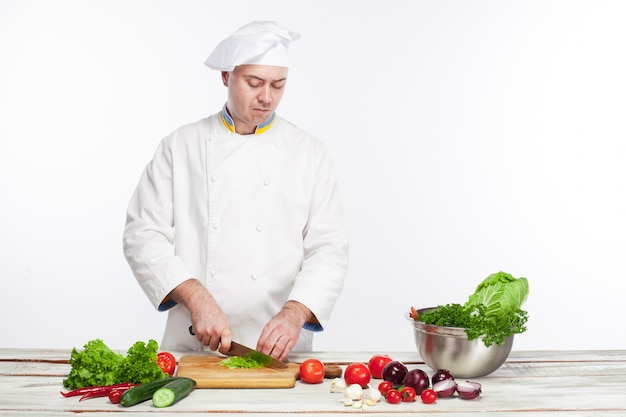 Chef cocina ensalada de vegetales frescos en su cocina