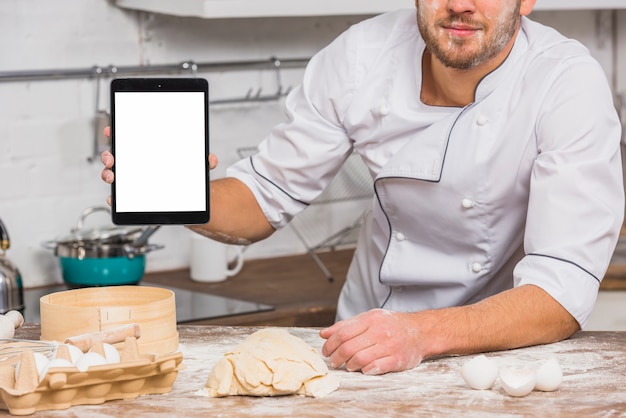 Chef en cocina con plantilla de pantalla de tableta