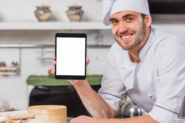 Chef en cocina con plantilla de pantalla de tableta