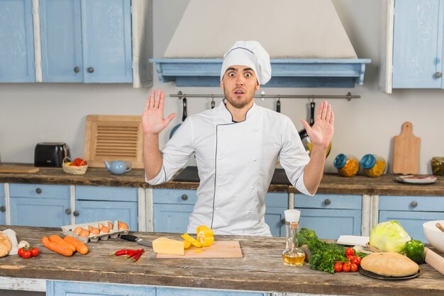 Chef en cocina con verduras