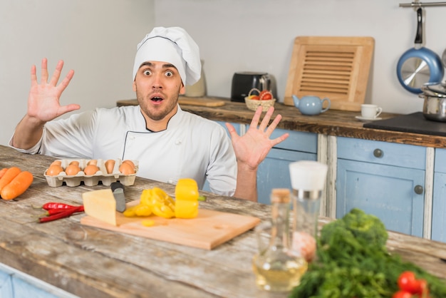 Foto gratuita chef en cocina con verduras