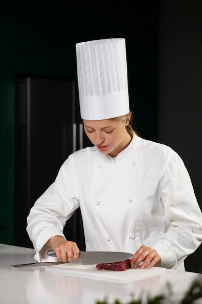 Foto gratuita chef cocinando carne tiro medio