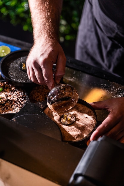 Chef cocinando cena