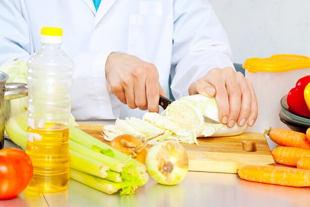 chef cocinando ensalada