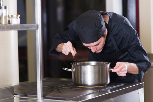 Chef cocinando una receta