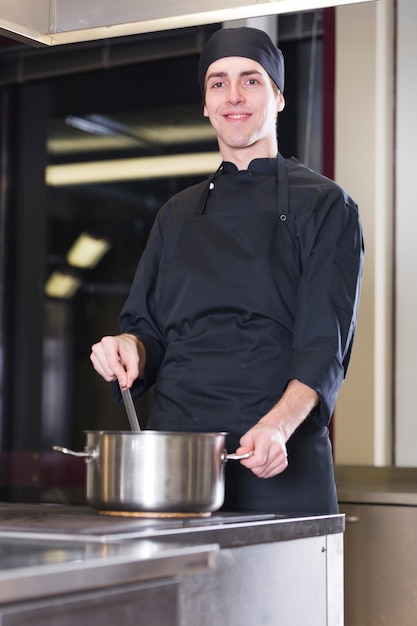 Chef cocinando una receta