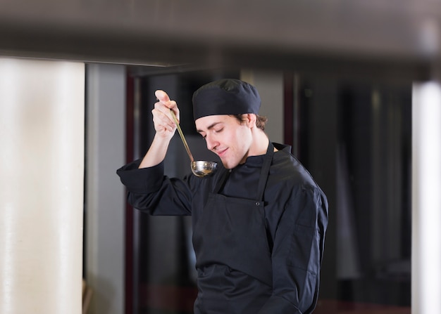 Chef cocinando una receta