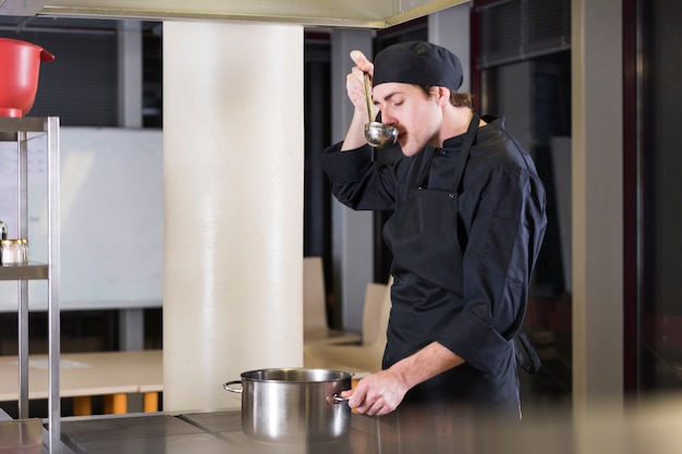 Chef cocinando una receta