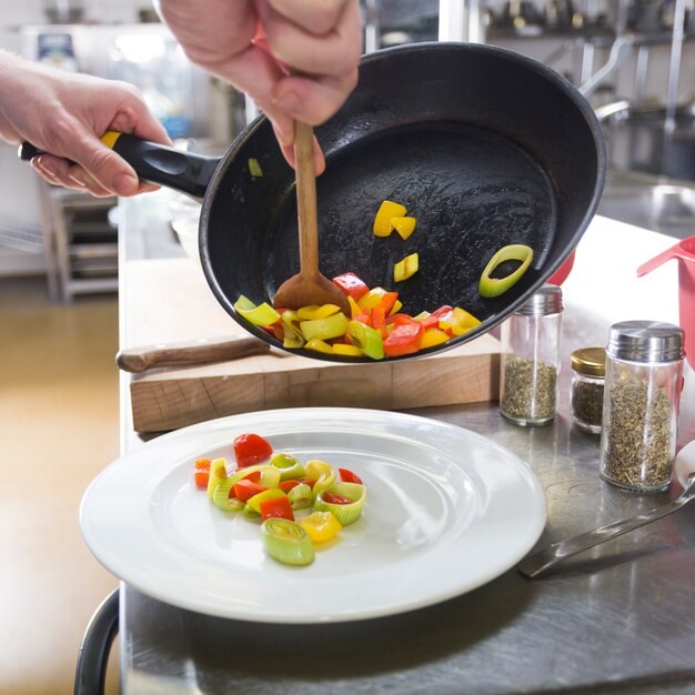 Chef cocinando una receta