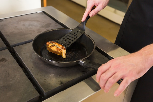 Foto gratuita chef cocinando una receta