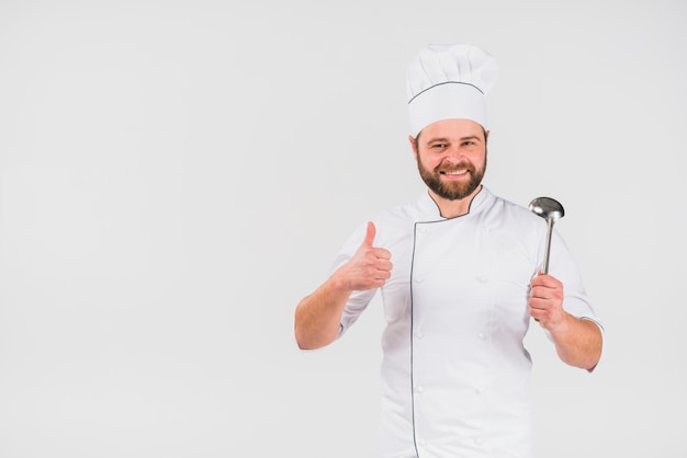 Chef cocinero gesticulando pulgar arriba con cucharón