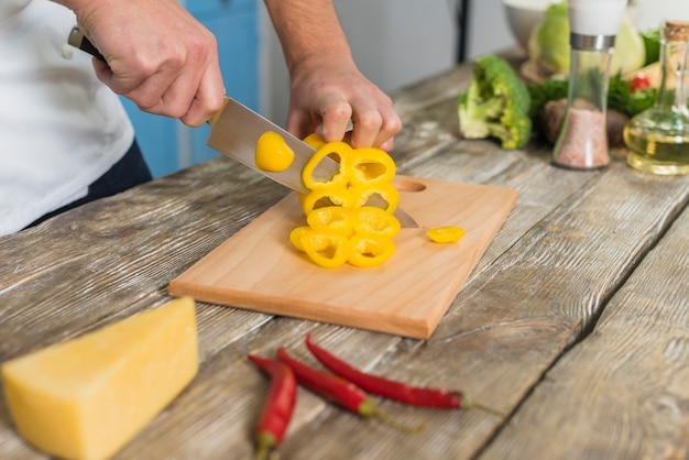 Chef cortando pimiento amarillo