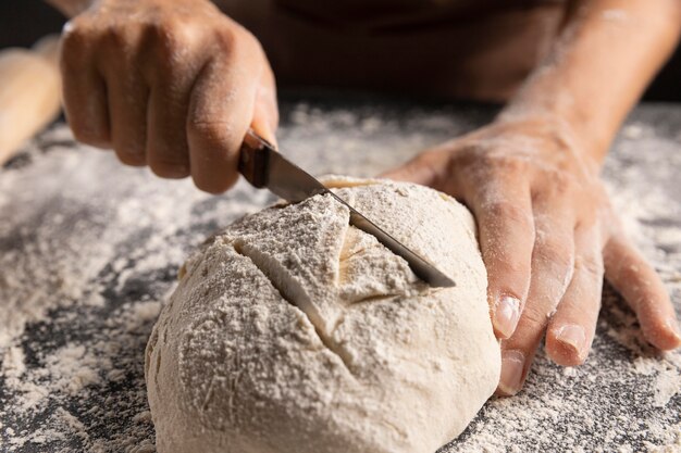 Chef cortando rebanadas en masa de pan