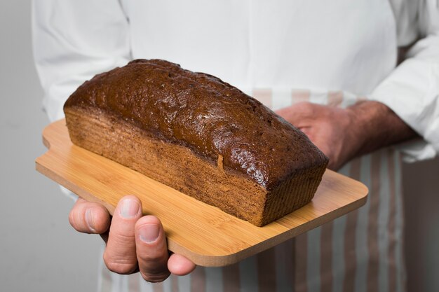 Foto gratuita chef con delicioso pan dulce