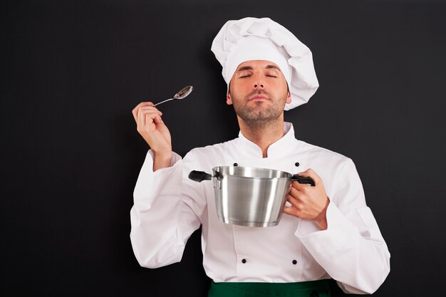 Chef disfrutando del aroma de una comida