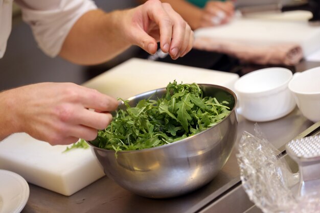 Chef está mezclando las verduras