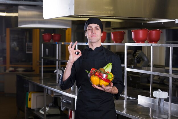 Chef con frutas y verduras