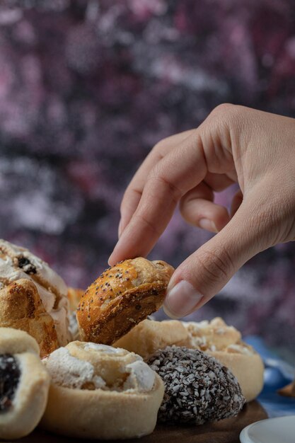 Un chef con galletas de mantequilla en la mano.