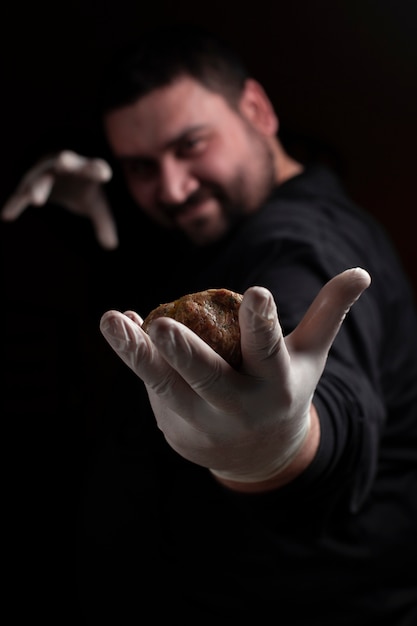 Foto gratuita chef haciendo albóndigas