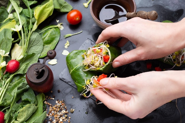 Chef haciendo una envoltura vegana con pimientos rojos y tomates