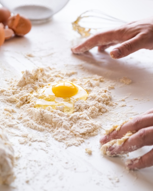 Foto gratuita chef haciendo masa de pasta