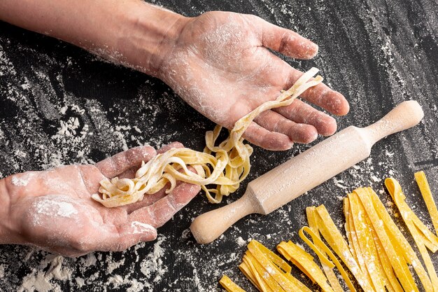 Chef haciendo pasta cerca del rodillo