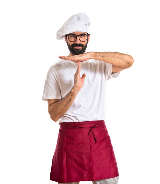 Foto gratuita chef haciendo tiempo gesto sobre fondo blanco
