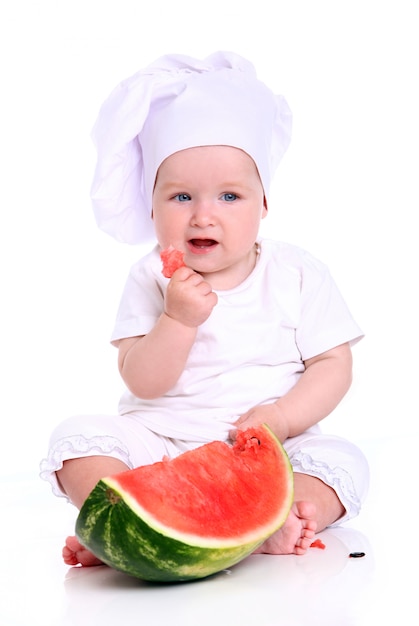 Foto gratuita chef lindo bebé con sandía