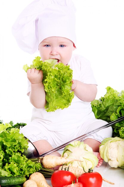 Chef lindo bebé con verduras