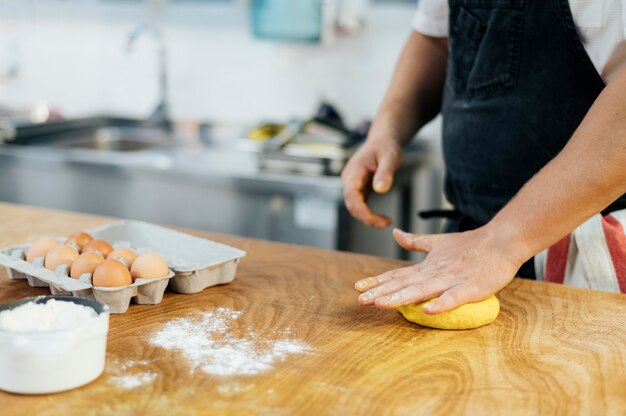 Chef masculino amasando la masa de pasta